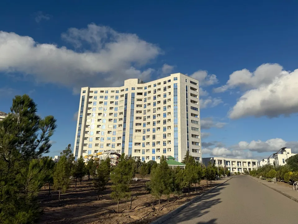 12-Storey Resort Complex & 16 Cottages